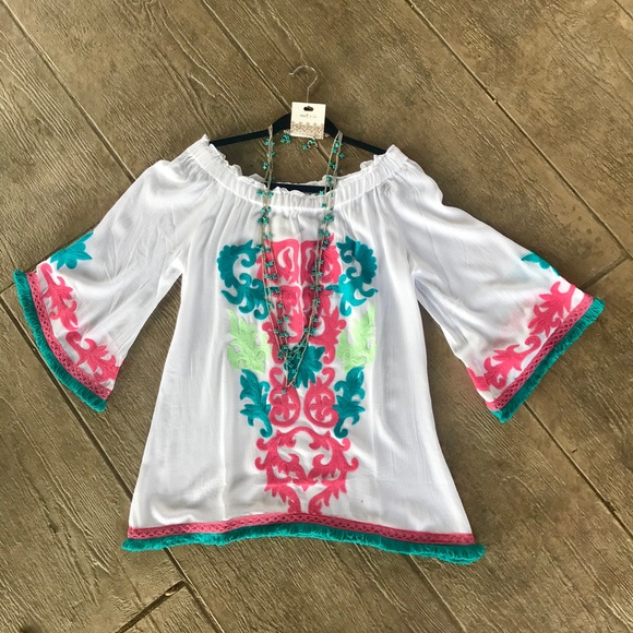 5🌟Rated!! A&A Embroidered Blouse - Picture 2 of 8